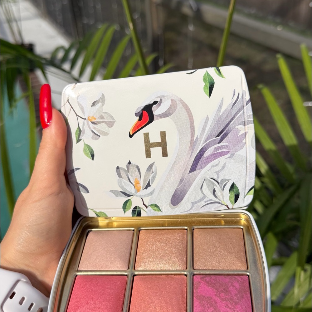 Hourglass Ambient Lighting Edit Unlocked Swan Palette – Limited Edition
